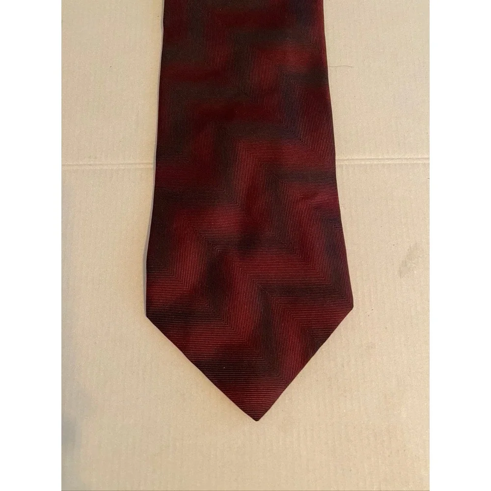Reaction Kenneth Cole Mens Silk Tie Burgundy Black Chevron Zigzag Geometric USA